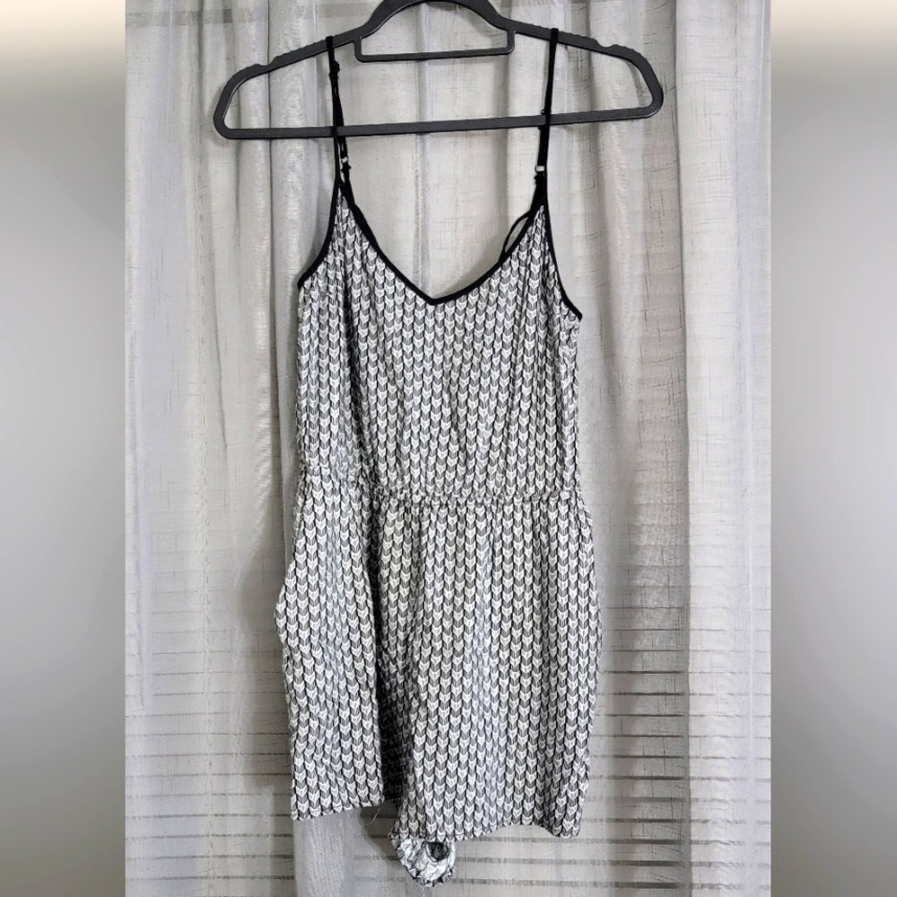 H&M Divided Black and White Patterned Romper Size 8